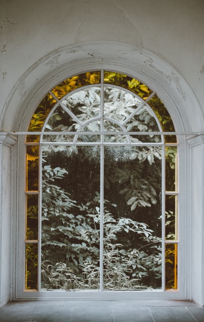 白框透明玻璃窗
